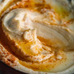 Hummus 8 | Hummus ist einer der, nennen wir es einfach mal, Dips, die wir jeden Tag und dann auch gerne noch mehrfach essen könnten. Das war schon vor unserem Urlaub in Israel so. Aber dort haben wir fest gestellt, dass das Hummus, das wir dort bekommen haben, so viel feiner ist, als das, das man hier oft serviert bekommt.