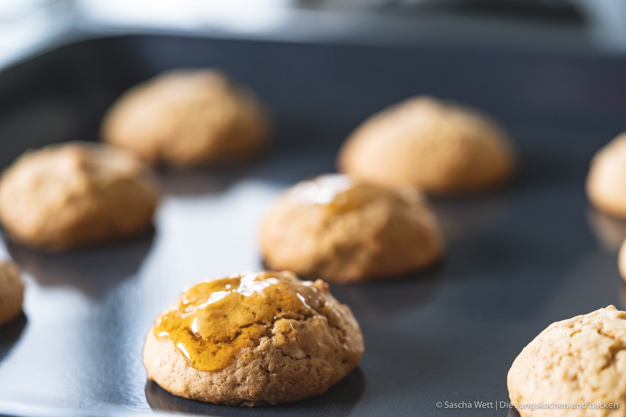 Honig Cashew Cookies kenwood kflex 13 | So schnell verfliegt eine Woche! Wir haben mit unseren Bloggerfreunden unseren Bloggeburtstag ordentlich gefeiert. Wir haben das Fest mit einer Pasta Party eröffnet und nun beenden wir es mit einer unserer liebsten Süßigkeiten. COOKIES - die gehen nämlich einfach immer und man kann so unglaublich kreativ dabei sein. Dieses mal sind es Honig-Cookies mit Cashewkernen geworden und der Honig macht die kleinen Kekse so soft und saftig ... wir lieben sie genau so! Damit ihr unsere Cookies auch noch spielend leicht nach backen könnt, haben wir und Kenwood noch ein Gewinnspiel für euch im Gepäck. So eine Party muss ja auch ein rauschendes Ende finden.