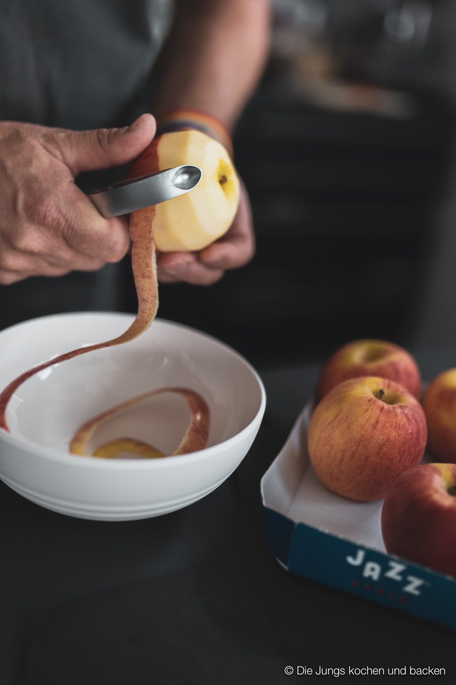 Apple Bites jazz apfel 13 | Kennt ihr das auch? Ihr seid bei der Arbeit, habt mittags nur etwas Kleines gegessen, weil es einfach viel zu heiß war, um sich den Bauch vollzuschlagen und dann kommt der Hunger ganz überraschend. Da greift man dann gerne zu einem Schokoriegel, Kuchen oder Co. Aber jetzt haben wir ein neues Rezept ausprobiert. Unsere Apfel Protein Happen sind der perfekte Snack für zwischendurch - egal ob im Büro, zu Hause oder unterwegs. Meal Prep in Bestform würden wir sagen!