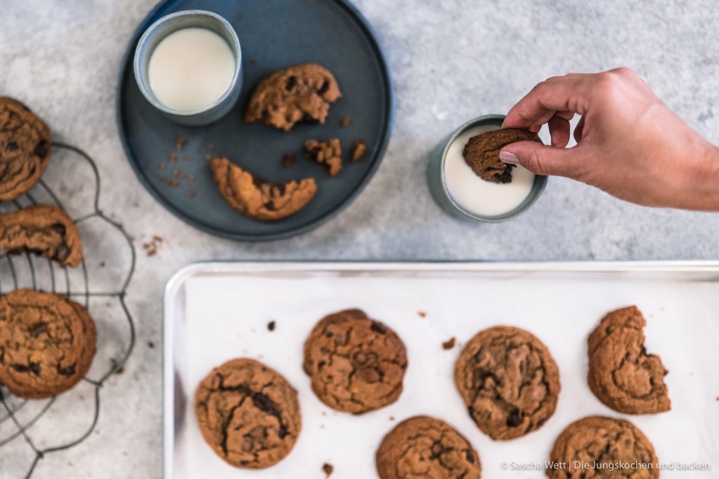 Choco Chip Cookie 1 | Wenn es eine Nascherei gibt, die wir über alles lieben, dann sind es Cookies! Die kleinen "Kekse" sind ruckzuck gemacht und lassen sich so perfekt variieren. Aber wenn mögen wir sie am Liebsten in der amerikanischen Variante - schon weich und saftig im Kern! Genau so ein Rezept haben wir heute für euch.
