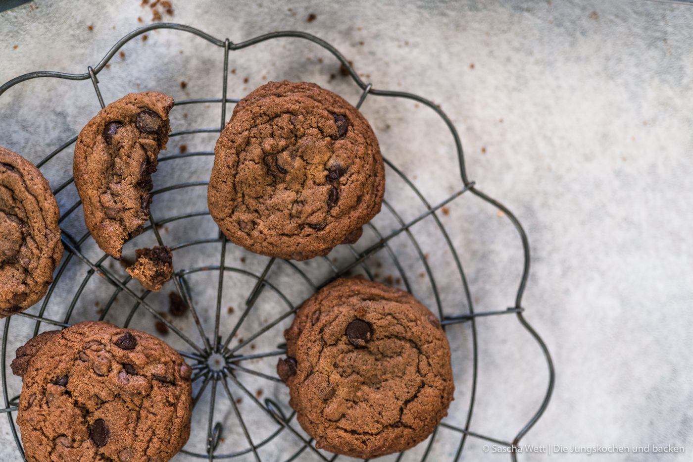 Choco Chip Cookie 3 | Wenn es eine Nascherei gibt, die wir über alles lieben, dann sind es Cookies! Die kleinen "Kekse" sind ruckzuck gemacht und lassen sich so perfekt variieren. Aber wenn mögen wir sie am Liebsten in der amerikanischen Variante - schon weich und saftig im Kern! Genau so ein Rezept haben wir heute für euch.