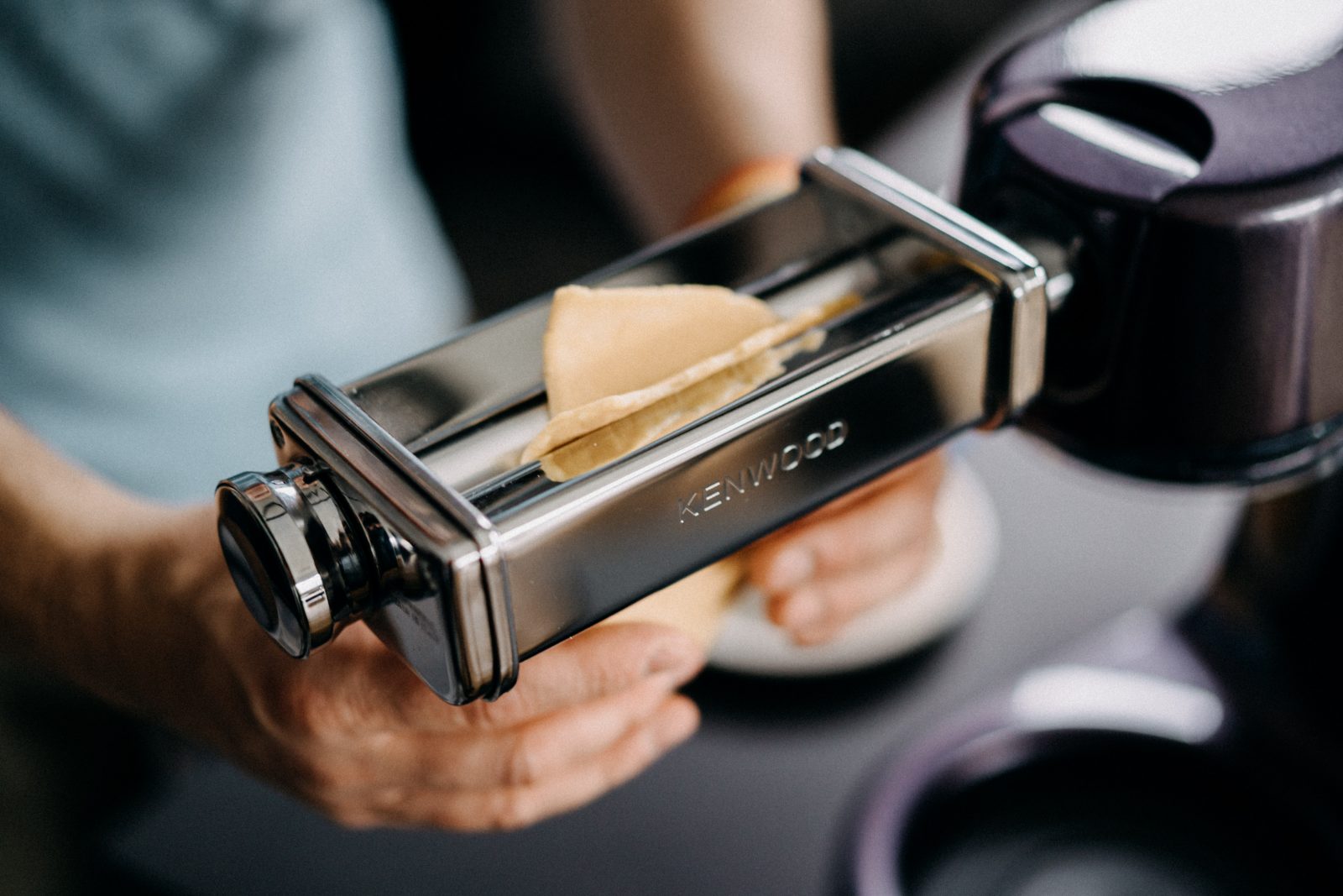 Kiss Cook 139 | Dass wir "deeply in love" mit den Kenwood Küchenmaschinen sind, ist für jeden, der uns schon länger begleitet, keine Überraschung. In einigen Rezepten haben wir schon viel über unsere Begeisterung und Leidenschaft erzählt. Da aber wahrscheinlich jeder ambitionierte Küchenakrobat irgendwann den Wunsch entwickelt, eine Küchenmaschine sein Eigen zu nennen, wollen wir heute darüber berichten, warum genau wir die Maschine so lieben - also ein kleiner Kaufratgeber und Erfahrungsbericht. Und außerdem findet ihr auch am Ende eine Rezeptesammlung all unserer Rezepte, viele auch speziell für die Kenwood Cooking Chef!