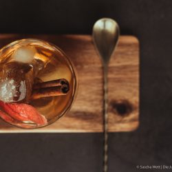 Winter Fashioned | Unsere winterliche Interpretation des Old Fashioned! Rauchiger Whisky, feiner Calvados und ein selbstgemachter Zimtsirup machen den Coktail zum absoluten Wintertraum - müsst ihr ausprobieren. #cocktail #advent #drink #rezepte