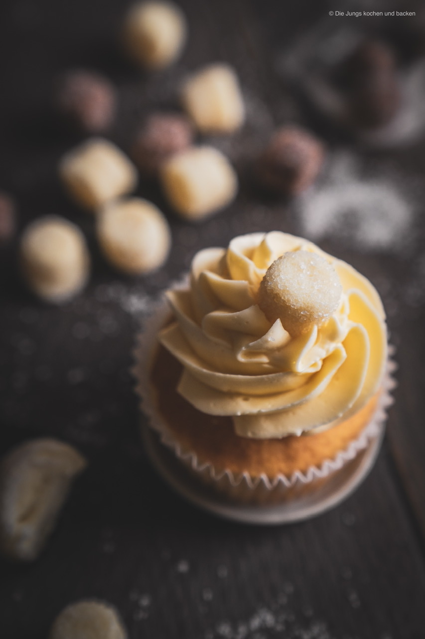 Rezept für leckere Pralinen Cupcakes. Die feinen Schoko-Trüffel im Kern sind das Highlight und geben ganz klar den Ton an. Das Rezept dient aber auch als perfektes Cupcake-Grundrezept! #rezepte #cupcakes #pralinen #süßes #Törtchen