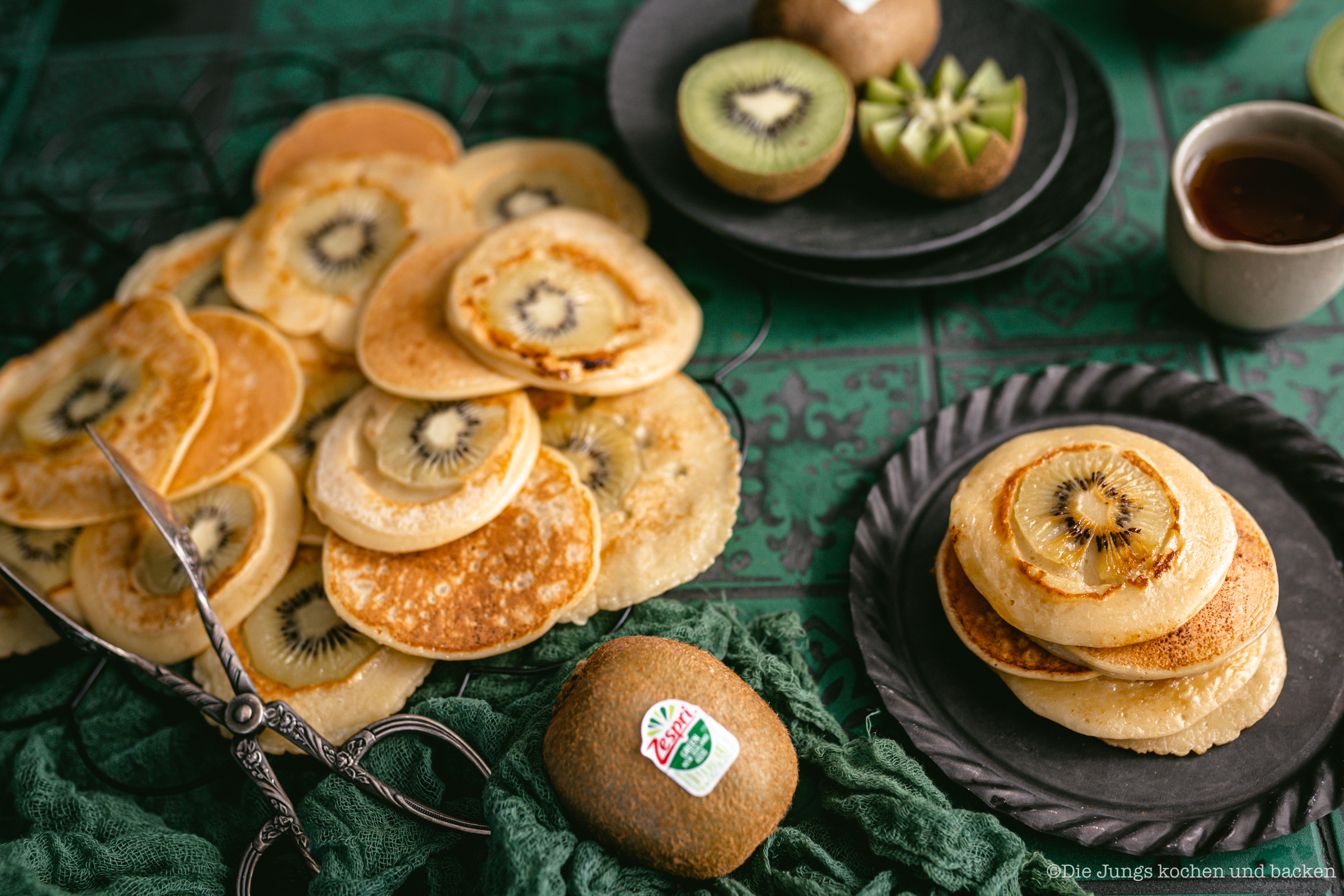 Rezept für schnelle Kiwi Pfannkuchen. Saftige Zespri Green Kiwi macht dieses Frühstück zum absoluten Glücklichmache! #food #rezepte #einfacherezepte #rezeptefürjedentag #foodblogger #schnellerezepte