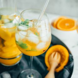 Sangria Del Mar ist unser Drink für sonnige Stunden auf dem Balkon. Dieser Drink befördert euch direkt in den Urlaub! #mixology #rezepte #einfacherezepte #rezeptefürjedentag #foodblogger #schnellerezepte