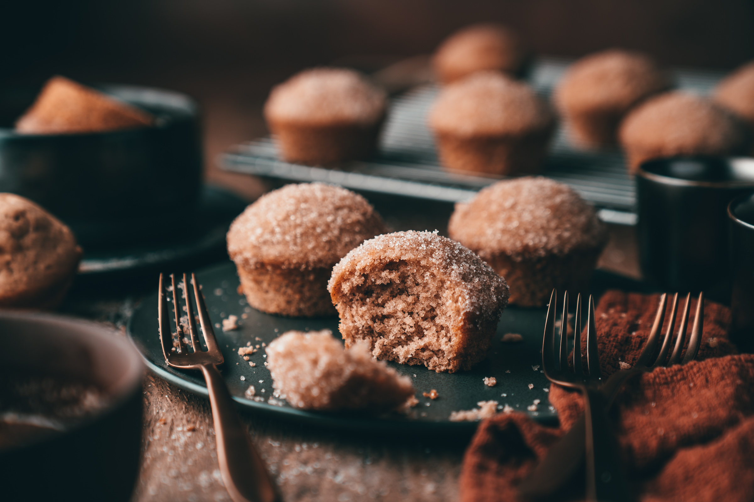Zimt Zucker Muffins 18 | Zimt-Zucker ... für mich eine unschlagbare Kombination. Ein Crêpe mit Zimt & Zucker ist in den Wintermonaten Pflichtprogramm! Schon seit einigen Jahren ist Zimt für uns aber ein Gewürz, das uns ganzjährig begleitet - Zimt ist viel zu lecker, um ihn nur in der Weihnachtszeit zu feiern. Warum also nicht den Geschmack von Zimt & Zucker mit einem Muffin kombinieren?! Der ist super einfach und schnell gebacken und mit seiner süßen Oberseite ein absolutes Highlight. Meet our Zimt-Zucker Muffin - ihr werdet ihn lieben!