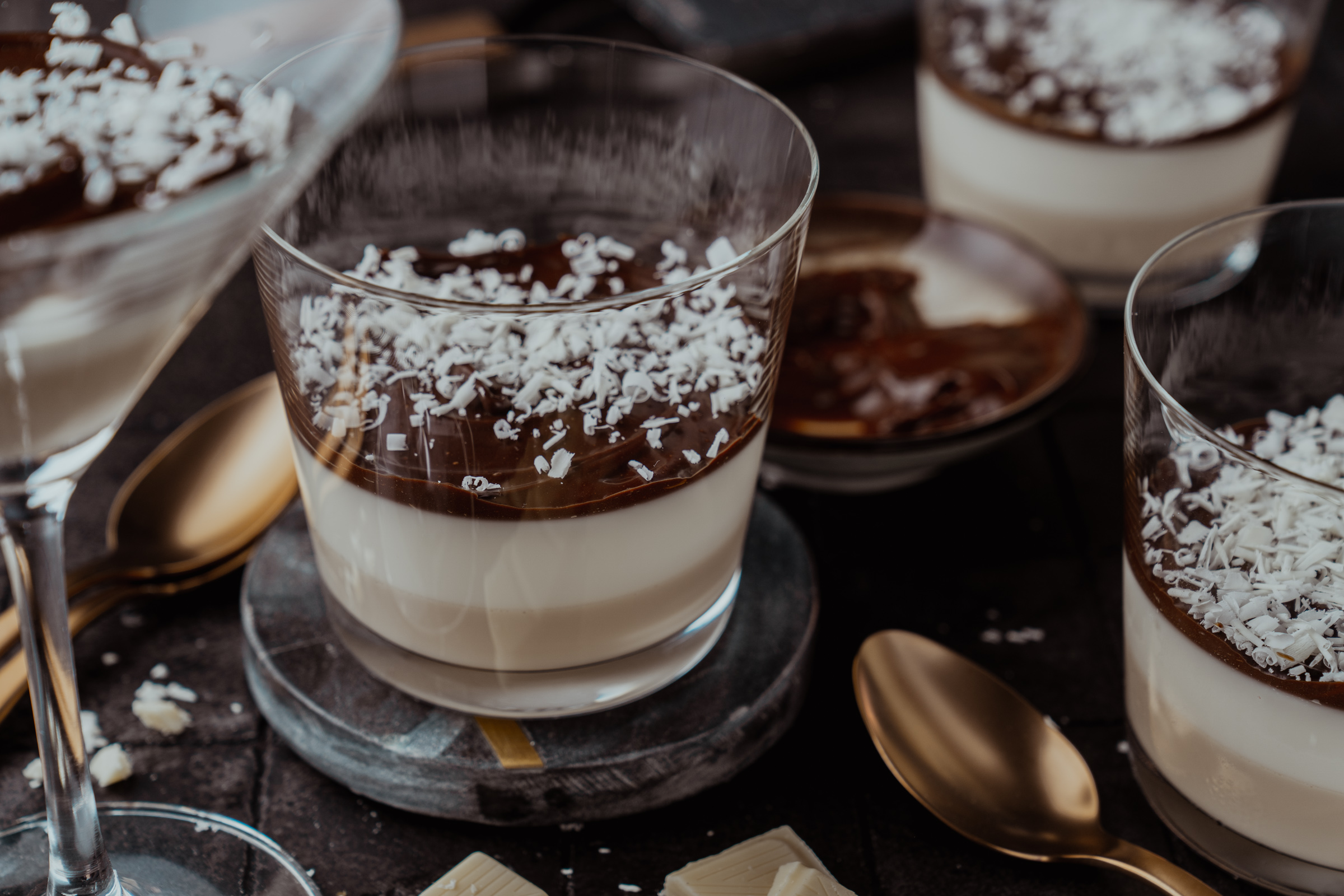 Rezept für Barraquito Panna Cotta. Schokolade, Espresso, Licor 43! Inspiriert durch den berühmten kanarischen Cocktail. Wer kann da schon Nein sagen?!