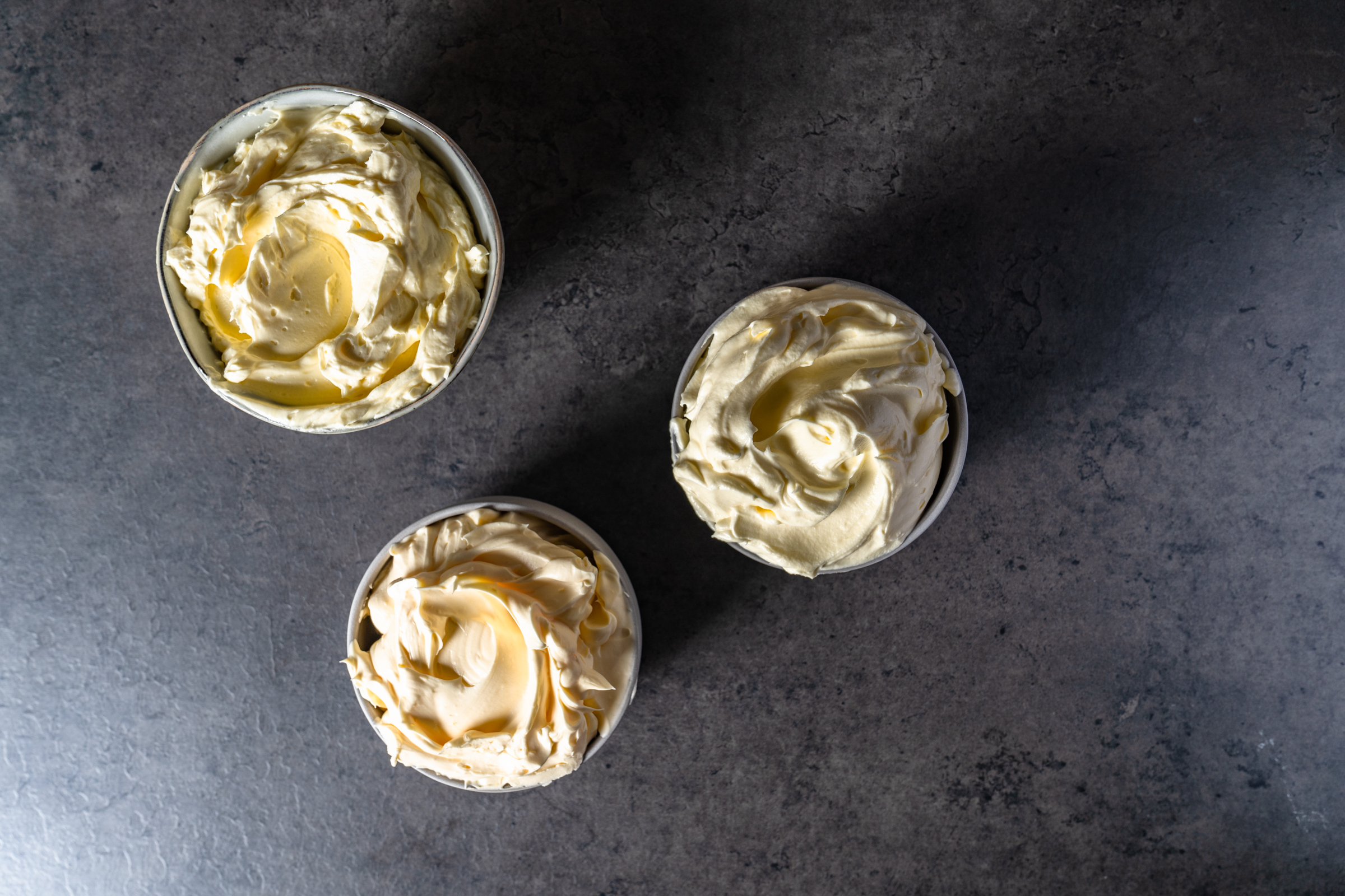 Lernt drei Arten von Buttercremes kennen und erfahrt, wie Ihr sie alle einfach selbst zubereiten könnt! Französische, Swiss Meringue und Deutsche Buttercreme!