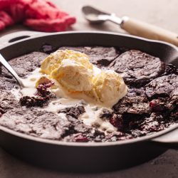 Rezept für Schwarzwälder Kirsch Cookie-Auflauf. Super schnell und nicht aufwendig gebackenes Dessert oder süßer Auflauf für die Kaffeetafel.