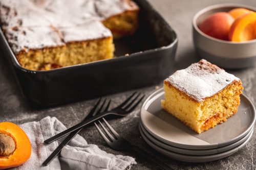 Rezept für Oma Lores Marillenkuchen. Ein einfach und im Handumdrehen gebackener Marillenkuchen - mit frischen oder eingemachten Früchten.