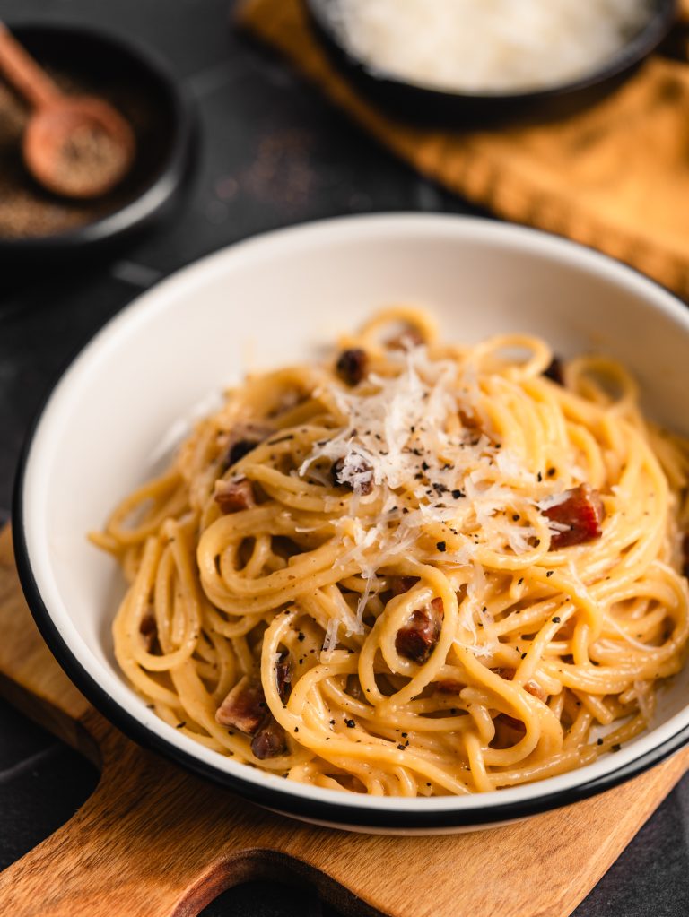 Rezept für Spaghetti Carbonara. Wir haben versucht, den italienischen Klassiker auch einmal ganz original zu kochen. Schaut selbst ...!