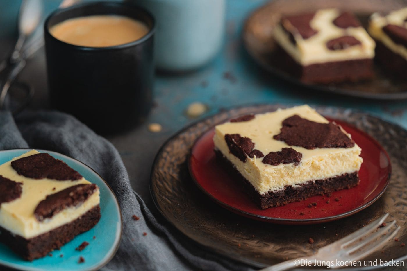 Russischer Zupfkuchen vom Blech. Saftig, cremig und ohne Backmischung 1 Stück Russischer Zupfkuchen vom Blech auf einem roten Teller
