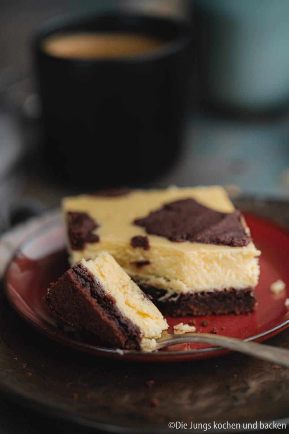 Russischer Zupfkuchen vom Blech. Saftig, cremig und ohne Backmischung 3 Stück Russischer Zupfkuchen mit Gabel angeschnitten