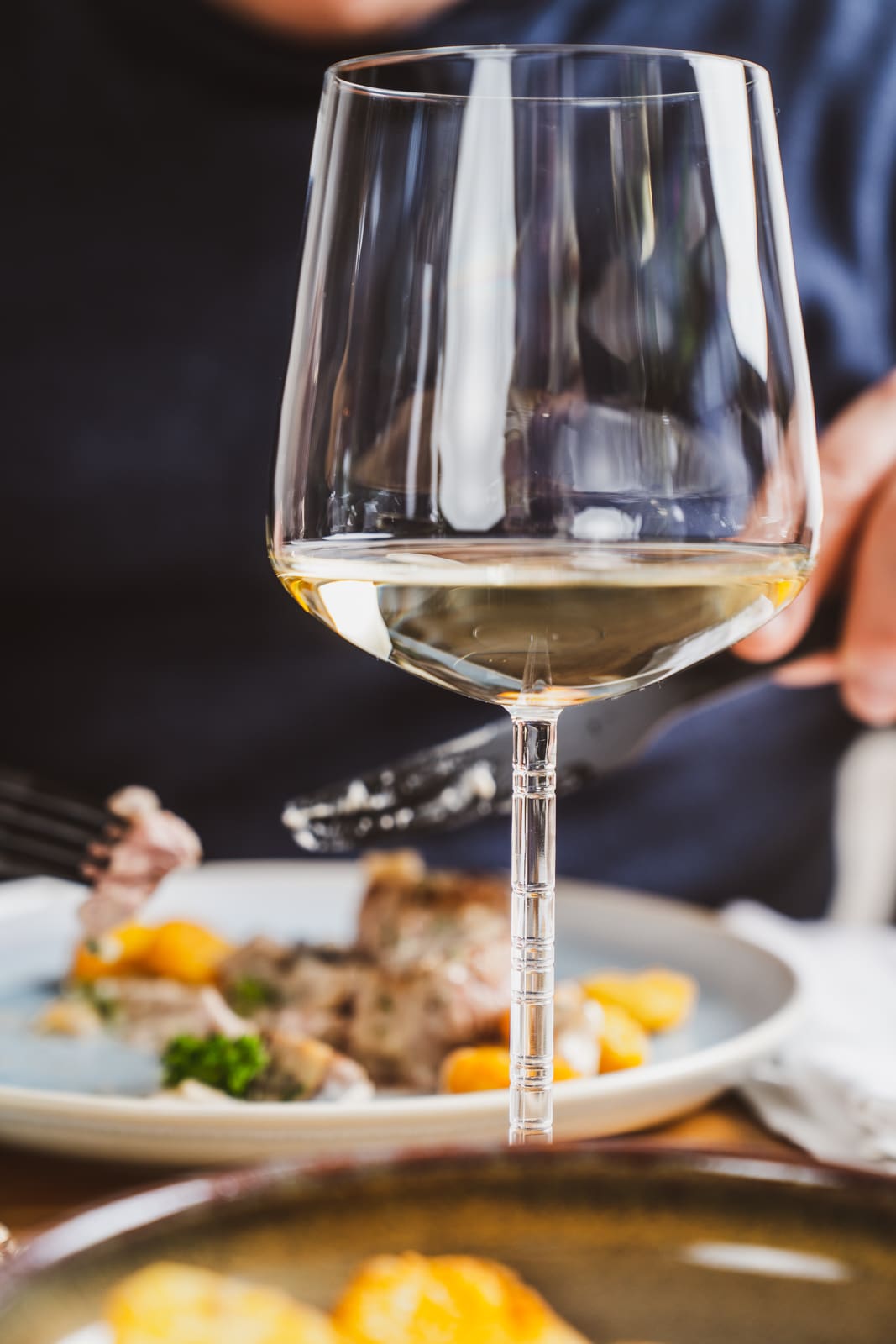Schweinemedaillons in Champignonrahmsoße. Unser liebstes Sonntagsessen 10 Weinglas von Zwiesel Glas auf dem gedeckten Tisch