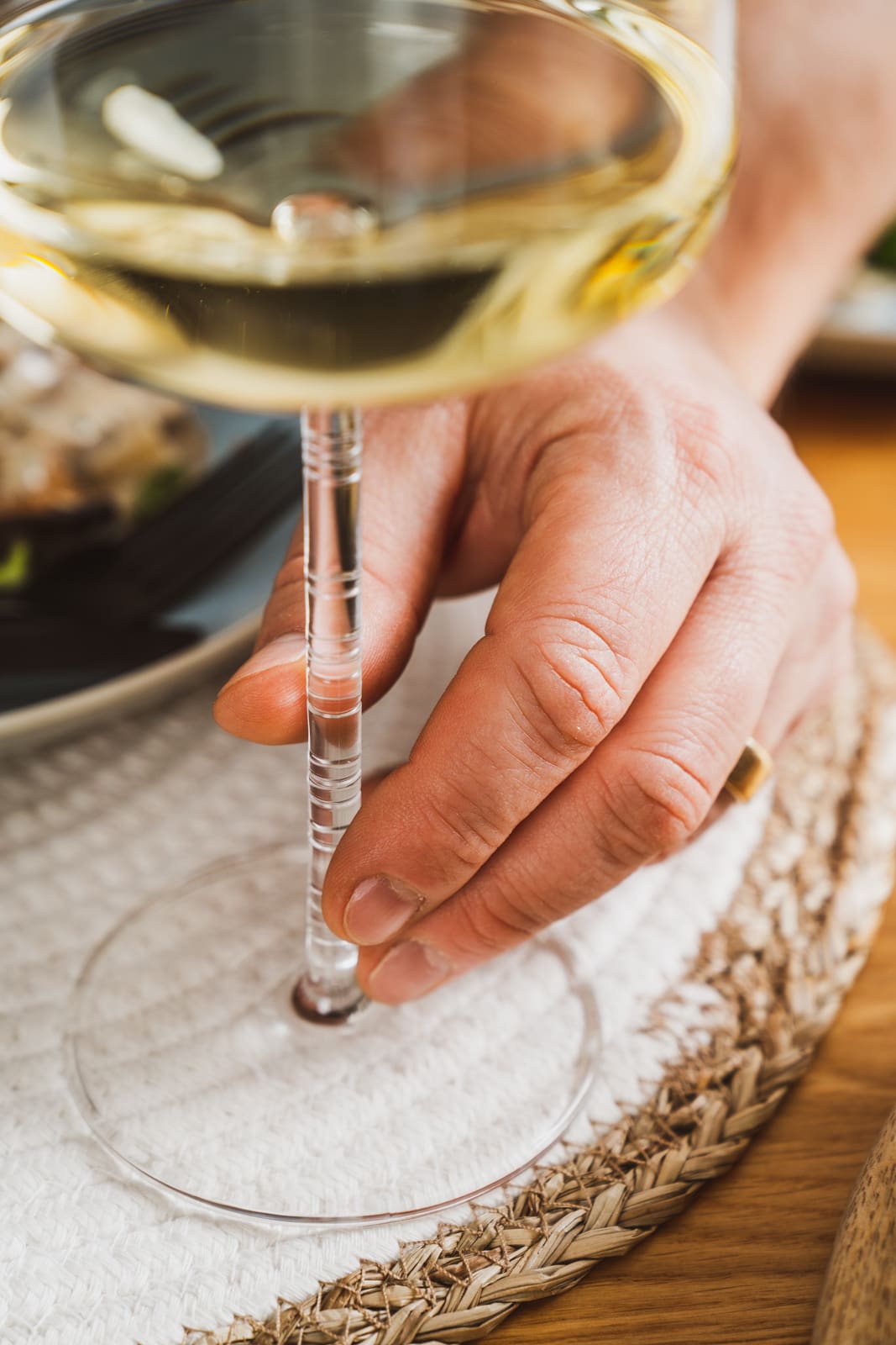 Schweinemedaillons in Champignonrahmsoße. Unser liebstes Sonntagsessen 3 Riesling im Weinglas neben Schweinemedaillons in Champignonrahmsoße