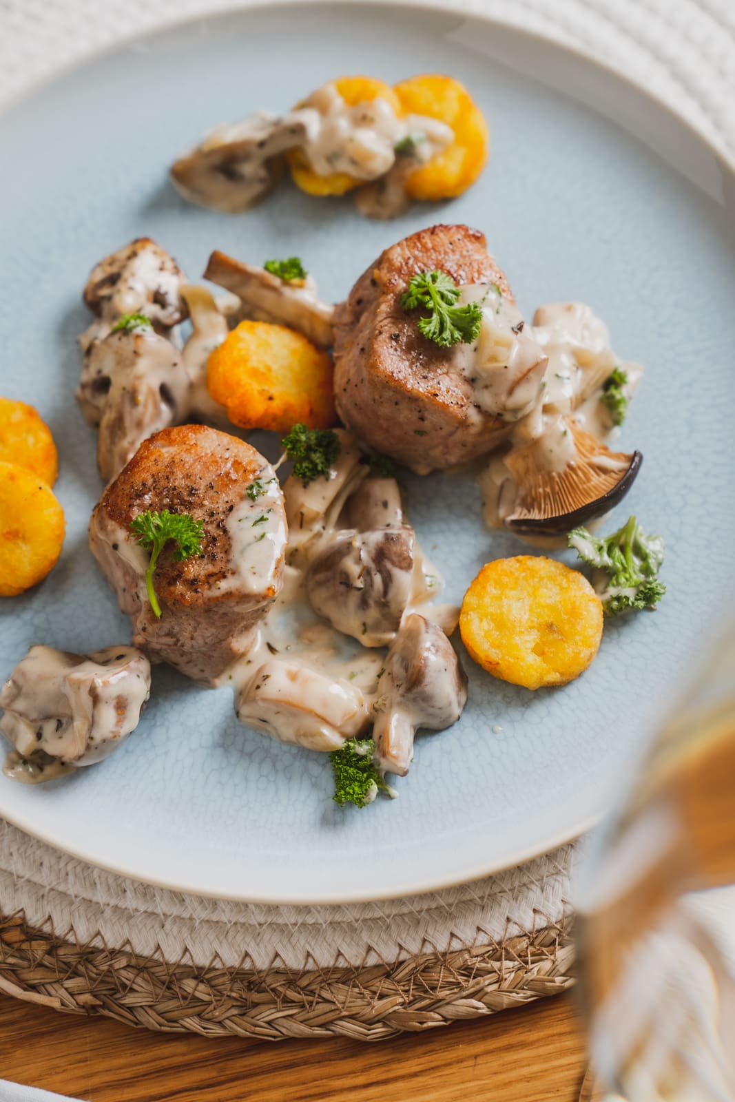 Schweinemedaillons in Champignonrahmsoße. Unser liebstes Sonntagsessen 5 Schweinemedaillons mit cremiger Pilzrahmsoße und Rösti auf dem Teller